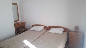 Habitació bàsica | Caixa forta a l'habitació i espai de treball apte per a portàtils 