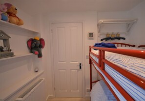 3 makuuhuonetta, silitysrauta/-lauta, Wi-Fi, vuodevaatteet
