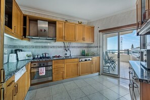 Kühlschrank, Mikrowelle, Ofen, Geschirrspüler