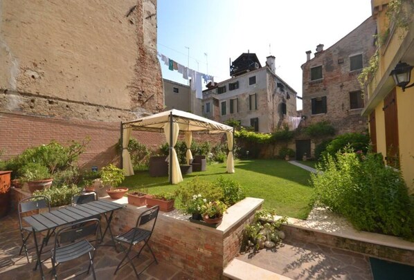 Outdoor dining - Doge, canal view apartment 5 people (3+2), near St. Mark's Square (Venezia/Italia)
