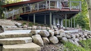 Una casa de dues plantes amb una escala de pedra que porta a una terrassa.
