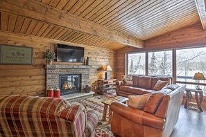 Smart TV, fireplace, stereo