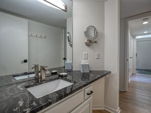 Combined shower/tub, hair dryer, towels