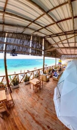 Ropa de cama de alta calidad y decoración personalizada . Cabana Glamping Geronimo