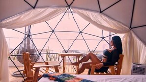 A tent with a geometric design, a bed, a table, and chairs. - Cabana Glamping Geronimo  (Cartagena)