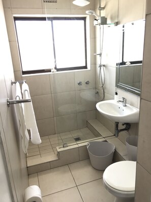 舒适公寓, 1 间卧室 | 浴室 | 淋浴设施、免费洗浴用品、毛巾