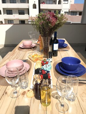 Outdoor dining - Oceans Apartment (Cape Town)