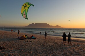 On the beach, white sand, 15 beach bars - Kite Beach (Cape Town)