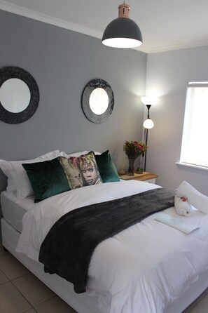 Blackout drapes, soundproofing, iron/ironing board, free WiFi - Kite Beach (Cape Town)