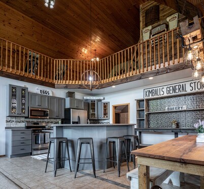  Luxury Barn Stay-Spacious Kitchen/Living Room/Minutes to Dells /Skiing