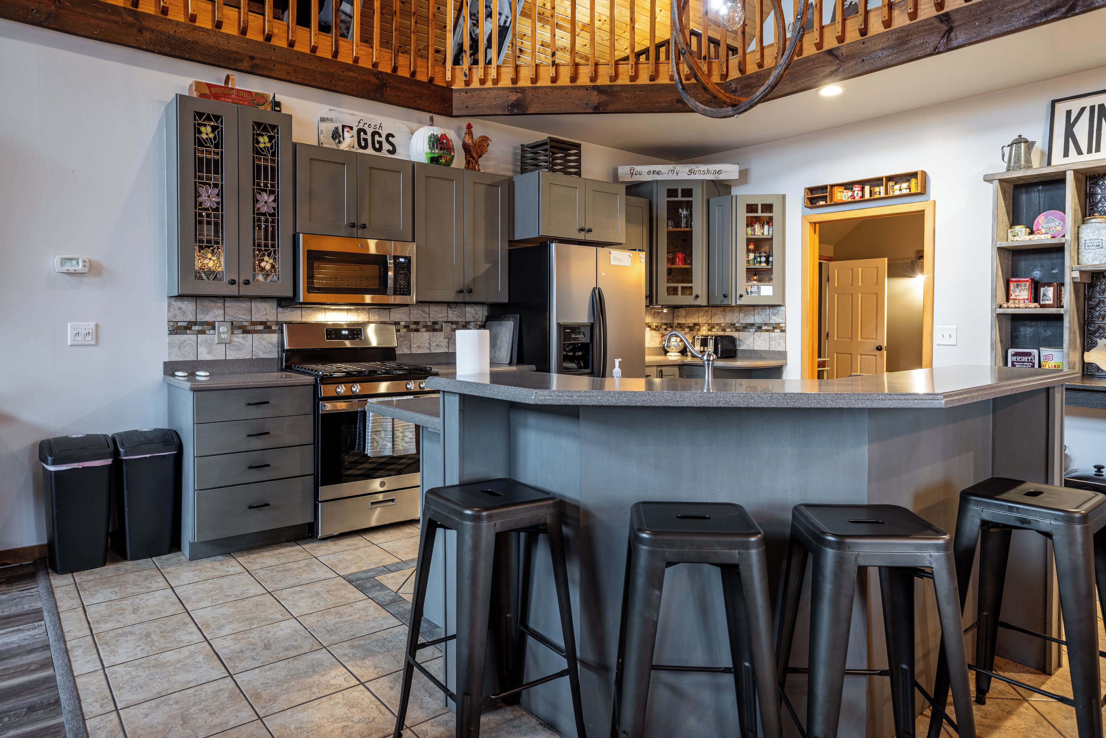 Kylskåp, mikrovågsugn, ugn och spishäll