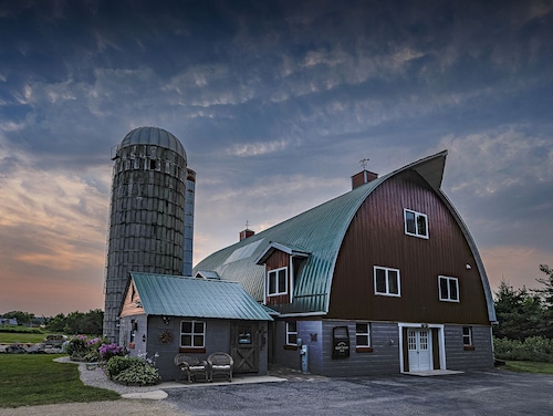 Dells Barn w/Highland Cows/Sleeps up to 16 w/ Amazing views ultimate experience