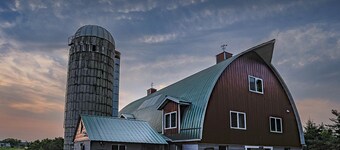Dells Barn w/Highland Cows/Sleeps up to 16 w/ Amazing views ultimate experience