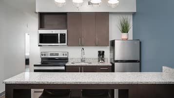 Full-sized fridge, microwave, oven, stovetop