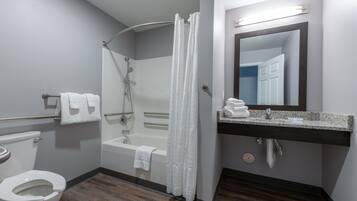 Une salle de bain comprenant des toilettes, une baignoire et un lavabo.
