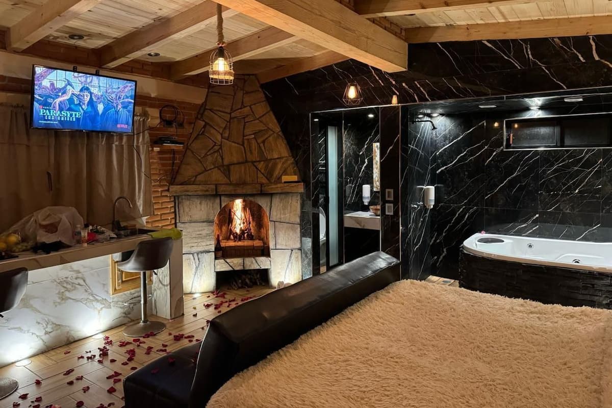 Romantic Cabin, 1 King Bed, Hot Tub