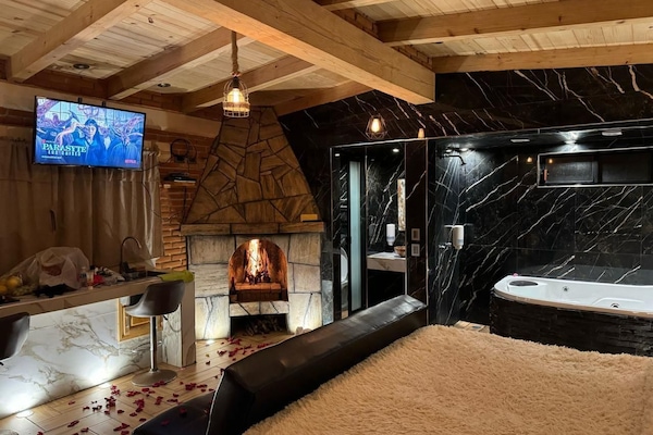 Romantic Cabin, 1 King Bed, Hot Tub | Bed sheets