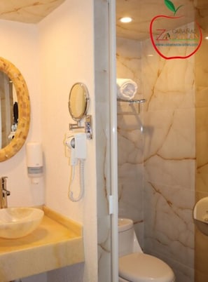 Classic Cabin | Bathroom | Shower, free toiletries, towels, soap