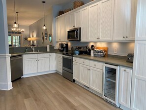 Fridge, microwave, coffee/tea maker, cookware/dishes/utensils - Sea Moore Fripp, 427 Wahoo Drive (Fripp Island)