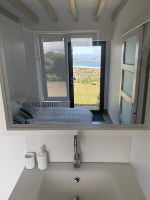 5 Schlafzimmer, Schreibtisch, Bügeleisen/Bügelbrett, Reisekinderbett
