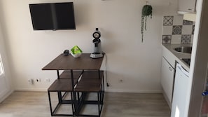 Fridge, oven, stovetop, coffee/tea maker
