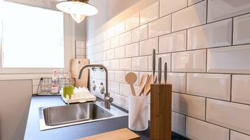 Fridge, oven, stovetop, dishwasher