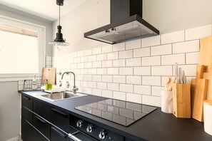 Een koelkast, een oven, een kookplaat, een vaatwasser