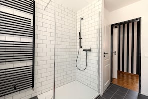 Een douche, een haardroger, handdoeken, zeep