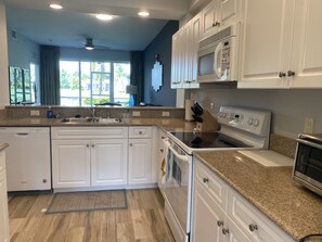 ثلاجة، ميكروويف، فرن، موقد طهي مسطح