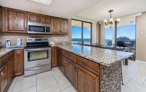 Geladeira, micro-ondas, fogão, lava-louças