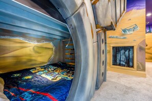 8 habitaciones, tabla de planchar con plancha y cuna de viaje