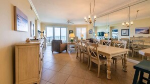 Un'ampia cucina con zona pranzo, ampie finestre e vista sull'esterno.