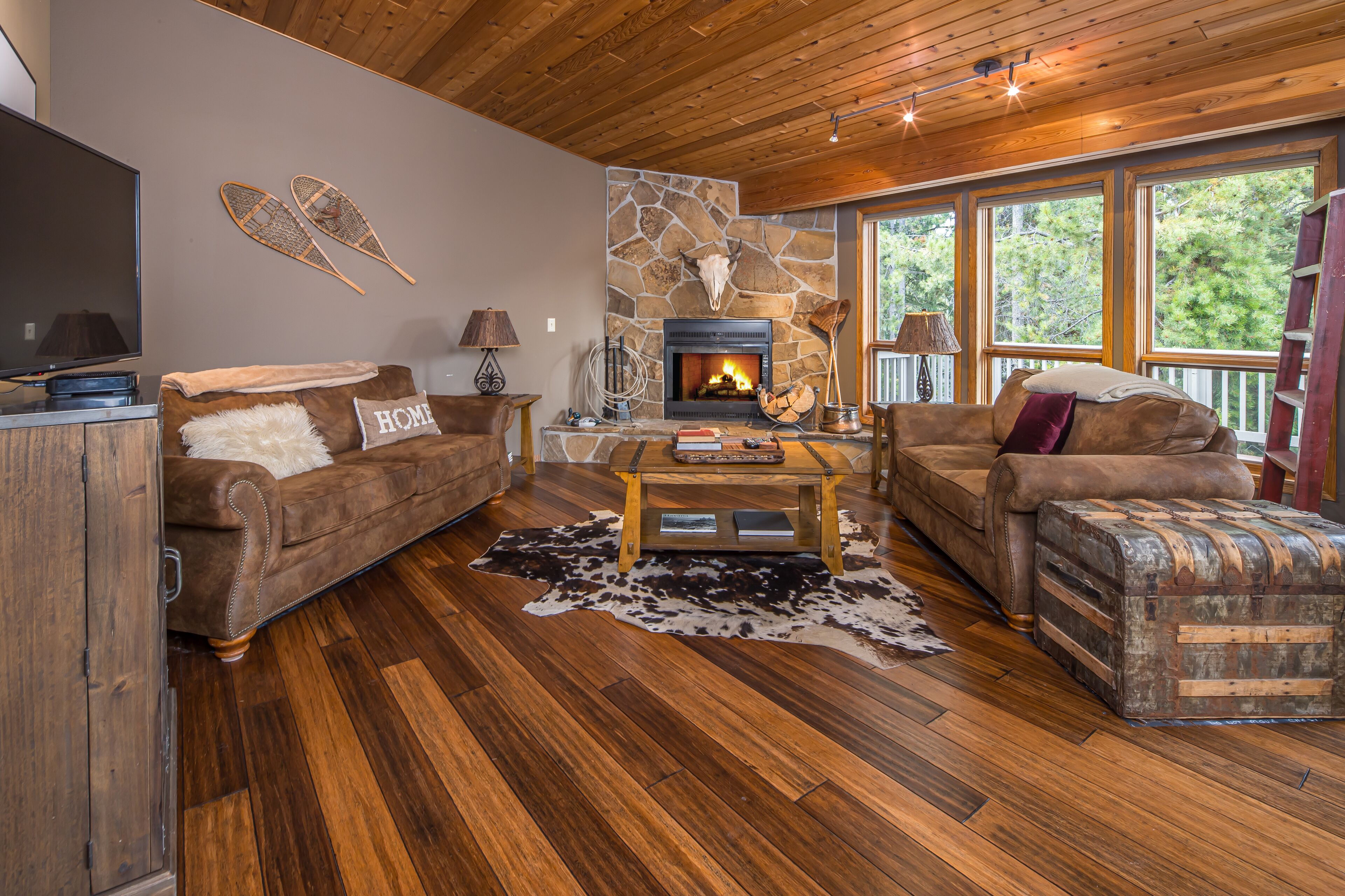 Cozy condo w/fireplace, beautiful views & community pool/hot tub - Family Friendly Hidden Village