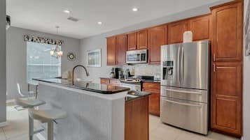 Refrigerador, microondas, horno y parrilla de estufa