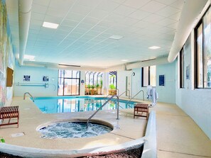 Innendørsbasseng og utendørsbasseng