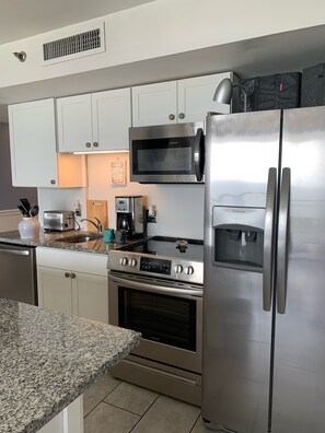 Kjøleskap, mikrobølgeovn, ovn og kokeplater