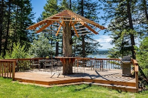 Outdoor dining - Lake house w/private dock, balcony, fire pit & gorgeous views - Echo Lake Hideaway (Bigfork)