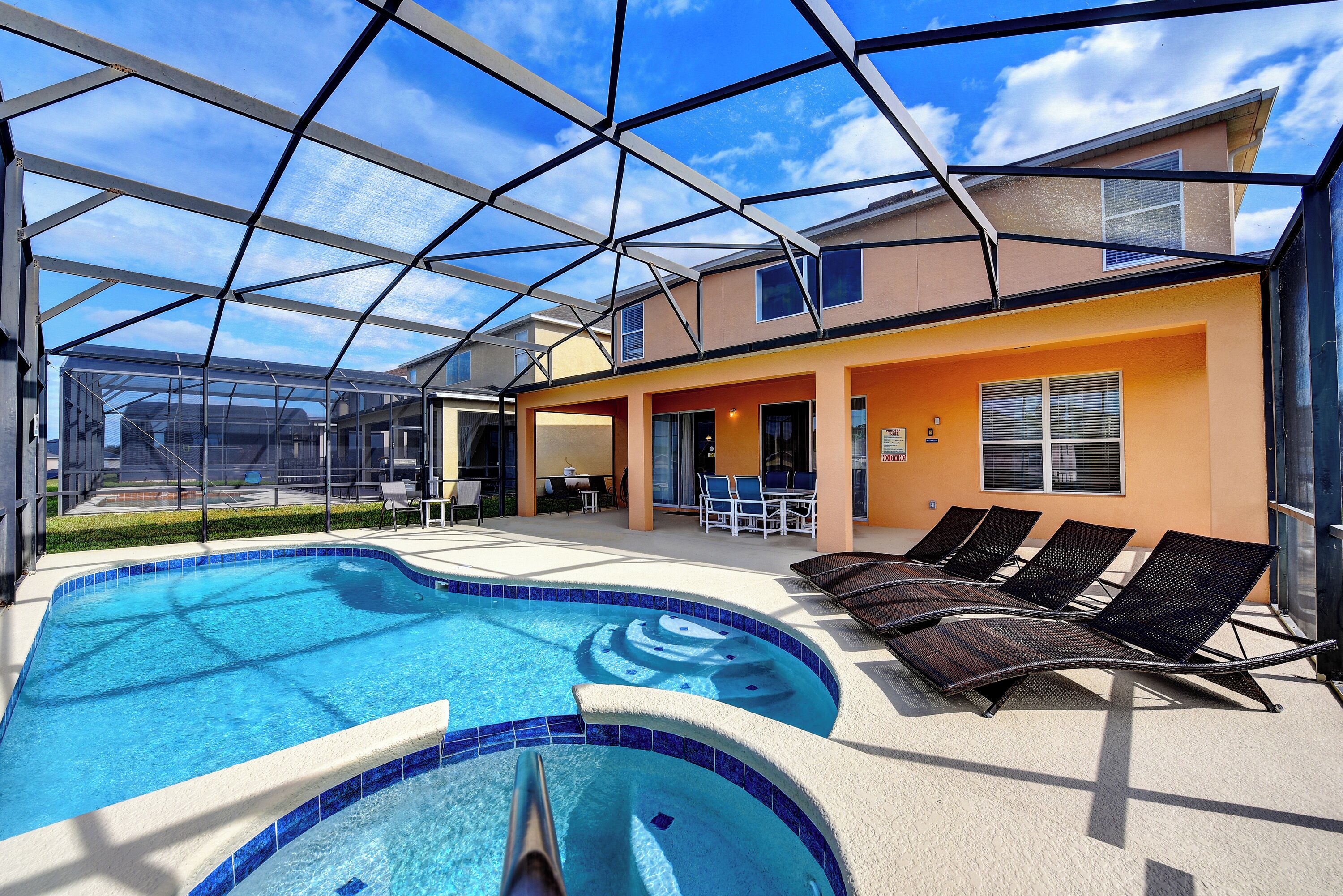 Una piscina al aire libre, una piscina climatizada