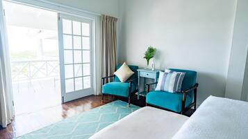 Studio Suite Superior, 1 Tempat Tidur King, Bebas Asap Rokok, pemandangan laut | Didekorasi berbeda-beda dan dilengkapi dengan perabotan berbeda-beda