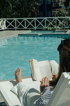 Outdoor pool, sun loungers - The Bay House (St. George's)