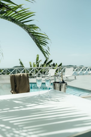 Se sirven desayunos, almuerzos y brunches; junto a la piscina