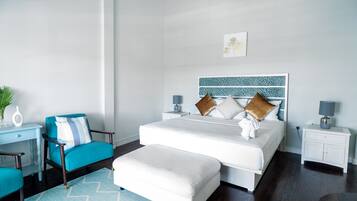 1 habitación, decoración personalizada, muebles diferentes y escritorio