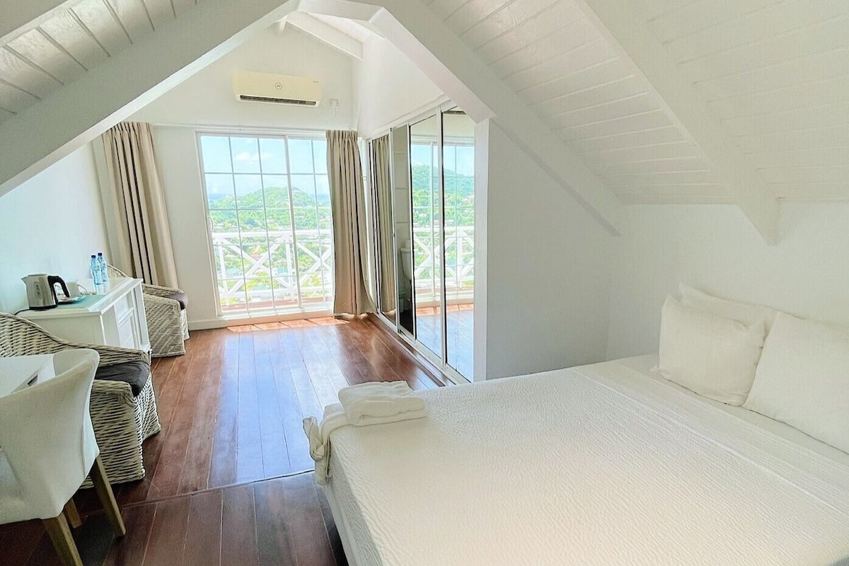 Deluxe suite, 2 queensize bedden, niet-roken, uitzicht op zee | 1 slaapkamer, individueel gedecoreerd, individueel gemeubileerd