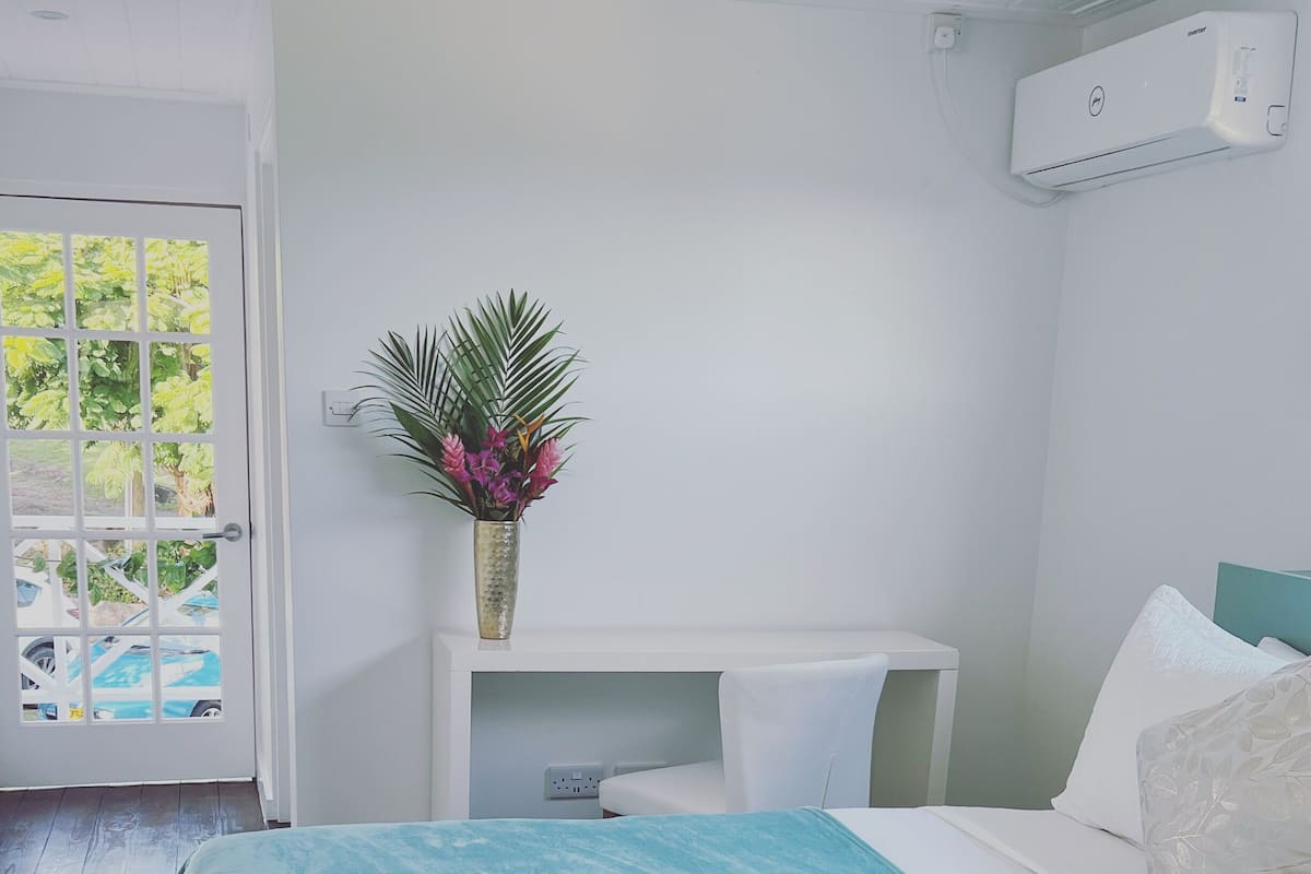 Junior tweepersoonskamer, 1 queensize bed, niet-roken, uitzicht op bergen | 1 slaapkamer, individueel gedecoreerd, individueel gemeubileerd