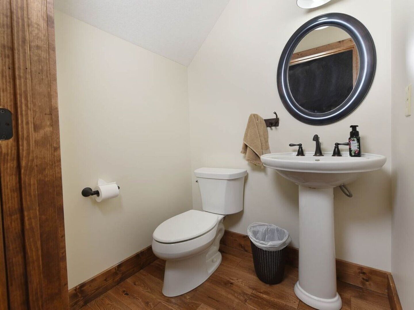 Une petite salle de bain avec des toilettes, un lavabo et un miroir.