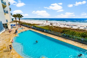 Una piscina amb vistes a la platja i l'oceà.