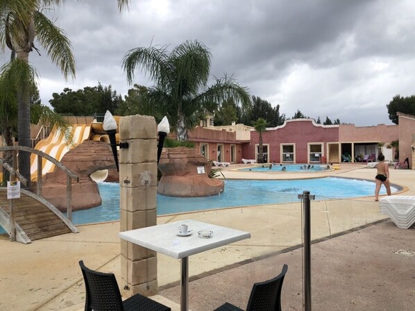 Alberca al aire libre y alberca climatizada