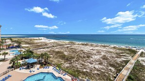 Un resort con piscina, acceso a la playa y vista al océano.