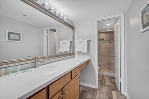 Combined shower/bathtub, hair dryer, towels