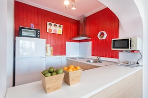 Fridge, microwave, oven, coffee/tea maker